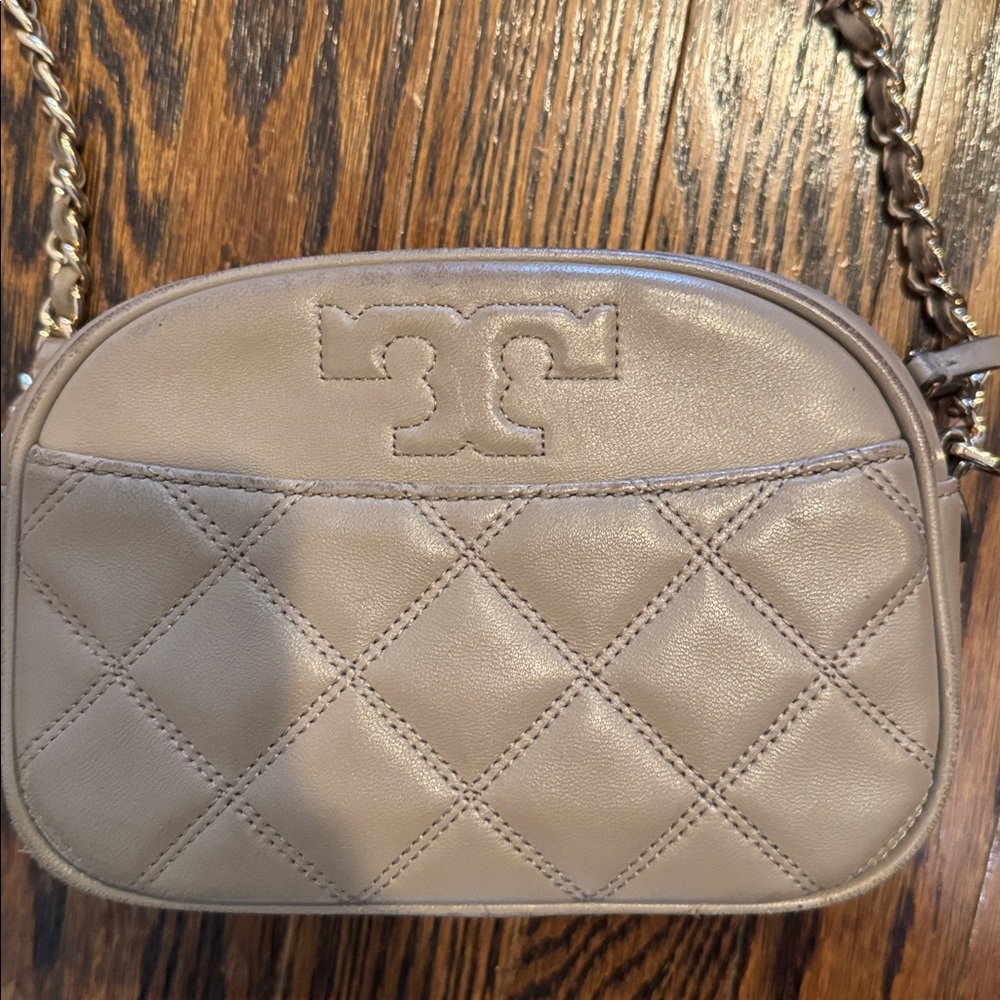Tory Burch used signs of wearNoripsStainInsideElegant TanQuilted Crossbody Bag